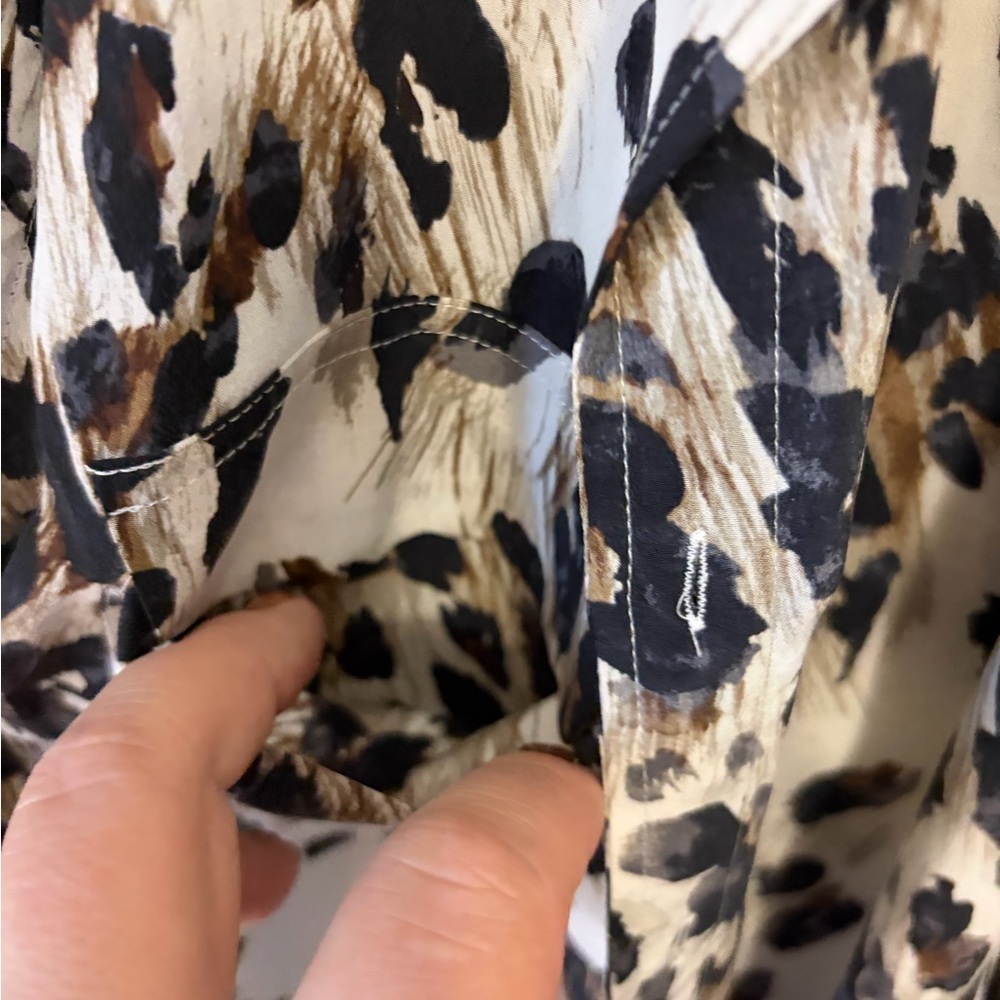 Equipment Femme Leopard Print Long sleeve button up size medium 100% silk - Picture 3 of 10